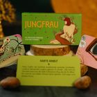 „JUNGFRAU, 40 magische Messages von den Sternen“ und „HARTE ARBEIT“ auf grünen Karten mit Illustrationen und Dekorationen.