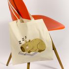 Beige Tasche an rotem Stuhl. Illustration: Schlafendes Tier auf Buch mit "Zzz" darüber.