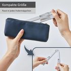 "Kompakte Größe. Passt in jedes Federmäppchen." Hände mit einem faltbaren Objekt, das in ein Etui gesteckt wird.