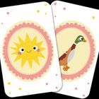 Illustration: Zwei Karten. Eine mit einer lächelnden Sonne, die andere mit einer Ente. Verspielte, bunte Muster.