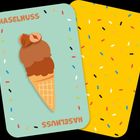 Zwei Karten: Die vordere zeigt "Haselnuss" mit Haselnuss-Eis in einer Waffel. Bunte Streusel verzieren beide Karten.