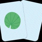 Zwei Spielkarten mit wellenförmigem Muster, eine zeigt ein grünes Seerosenblatt.