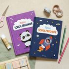 Zwei bunte Freundebücher mit "Meine Schulfreunde". Links ein Panda, rechts eine Rakete. Umfeld mit Bastelutensilien.