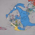 Illustration: Ein blaues, cartoonhaftes Tier betrachtet eine Ameise, die über den Boden schleicht. Blumen sprießen um sie herum.