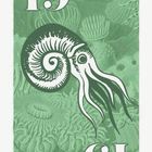 19 und 61 in den Ecken; nautilusähnliche Illustration vor grünem, korallenähnlichem Hintergrund.