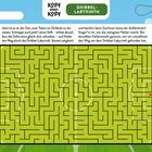 "Dribbel-Labyrinth" steht oben. Es gibt ein Labyrinth in einem Fußballfeld, mit Pfeilen zu Ball und Pokal.