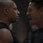 Zwei Männer stehen sich aggressiv gegenüber, einer schreit. Atmosphäre ist angespannt und dramatisch.