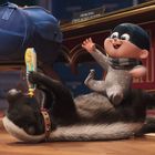 Ein Schild zeigt den Text "Penny Suite." Animation: Ein Baby in grauen Stramplern sitzt auf einem fröhlichen Dachs.