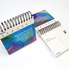 Ein Tischkalender mit Spiralbindung. Text: „Menschen, die man im Herzen hat, aber... nicht gehört hat, einfach anrufen.“