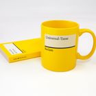 Gelbe Tasse mit "Universal-Tasse" und "Reclam" drauf. Daneben liegt ein gelbes Buch mit "Franz Kafka Der Process".
