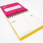 Ein Notizbuch mit einem gelben Umschlag. Oben steht „Reclam“. Auf rosa Hintergrund sind goldene Sterne zu sehen.