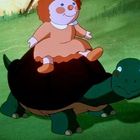 Eine Illustration: Eine Puppe mit rotem Haar reitet auf einem lächelnden, grünen Schildkrötenpanzer im Gras.