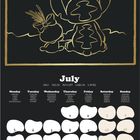 Text: "MEANWHILE ON THE BEACH... AND... BREATHE", darunter zwei Figuren am Meer bei Sonnenuntergang. Kalender für Juli.