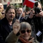 Menschenmenge, einige mit dänischen Flaggen, lächelnd oder konzentriert schauend, Fotograf mit Kamera im Zentrum.