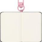Leeres Notizbuch offen, oben ein rosafarbener Karabinerhaken befestigt. Beige Seiten, rosa Stoffband in der Mitte.