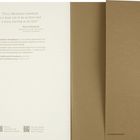 Zitat von Maria Sebregondi über Kreativität, Text über Moleskine Foundation. Links zwei QR-Codes. Rechts braunes Cover.