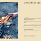 Titel: "GATHERING KINDLING". 

Schritte beschrieben, um Zunder zu sammeln und Feuer zu machen. Links: Foto einer Hand beim Anzünden von Zweigen.