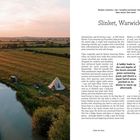 **Texte:**  
"Slinket, Warwickshire"  
"A ladder leads to the cool depths of the farm’s emerald-green swimming pond, and there’s a squat barrel sauna perched on its shores to warm up afterwards"

**Beschreibung:**  
Landschaft mit Fluss, Zelt und Wiese bei Sonnenuntergang. Links Text.