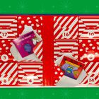 Quadratische Türchen mit den Nummern 3, 4, 6, 8, 10, 14, 16 und 17 in rot-weißem Muster.