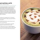 BANANA BREAD MATCHA LATTE. Zutat: Banane, Haferdrink, Ahornsirup. Bild: Tasse mit grünem Getränk und Milchschaum.