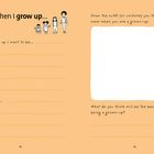 Auf orangefarbenem Hintergrund stehen Texte zum Ausfüllen: „When I grow up...“, mit Linien für Beruf, Wohnort und Begleitung. Links ist eine Illustration von Kindern und Erwachsenen, rechts Platz zum Zeichnen eines Outfits.