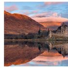 Text links über Loch Awe und dessen Umgebung. Rechts eine Landschaft mit einem See, Bergen und einer Schlossruine. Romantischer Morgenhimmel.
