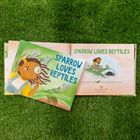 Der Text "SPARROW LOVES REPTILES" ist groß und prominent. Cover zeigt ein Kind mit einer Lupe, umgeben von Pflanzen.