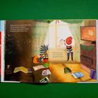 Links: "Khalil reread his favorite holiday books..." Rechts: "But he had never seen a Santa like himself in real life." Illustration: Ein Junge mit Weihnachtsmütze, Bücher, ein Fernseher, ein kleiner Weihnachtsbaum, Geschenke.