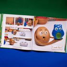 Wake up! What? Why? What’s happening? I was bored. So while you were asleep. I made this! Zwei Knetfiguren schauen sich an.