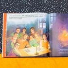 Text: "One cold February day in 1958, snow fell on Gallaudet College—a school for deaf and hard of hearing students in Washington, DC."  
Eine Illustration zeigt eine Gruppe von Personen um einen Tisch mit einer Zeitung versammelt.