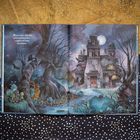 Text: "Down a dark, dark road, under trembling trees, a spooky old house sits all alone."
Illustration: Nacht, unheimliches altes Haus, Fledermäuse, kahle Bäume, voller Mond.