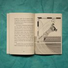 Textseite beschreibt ein enges Fußballspiel. Illustration zeigt Torwart, der eine Flanke abwehrt.