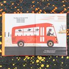 Text: „The Bats on the bus hang UPSIDE DOWN, UPSIDE DOWN, UPSIDE DOWN.” Illustration: Roter Bus mit Fledermäusen.