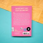 "Writers aren't liars. Except for sometimes." Ein Buch mit rosa Hintergrund und Text über eine Highschool-Geschichte.