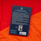 Text: "Anton and his crew are the kings of the school..." Das Ganze befindet sich auf einem Buchrücken auf rotem Papier.