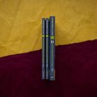 Drei Bücher mit dem Titel "THE KIDS IN MRS. Z'S CLASS", Autor Sebastian Wesley. Hintergrund in Gelb und Dunkelrot.