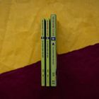 Drei Buchrücken in Gelb und Rot. Texte: "THE KIDS IN MRS. Z'S CLASS", "12", "FI MOSEN FINDS HER BEAT". Unten ein Logo.