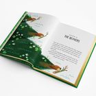 Kapitel 29: THE BEAVERS. Zwei Biber schwimmen im Wasser, umgeben von grünen Blättern und weißen Blumen.