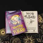 "Which Way to the Future" von Cressida Cowell. Ein buntes Cover zeigt Kinder und einen Roboter vor einem gelben Kreis.