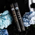 Texte: "Nikita Gill", "Hekate: The Witch", "Styx: The River". Zwei Bücher neben blauen Hortensien.