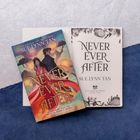 "NEVER EVER AFTER" von Sue Lynn Tan. Illustration: Zwei Personen unter Laternen, eine Frau in rot, Mann dahinter.