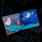 Links steht: „It was Spook Night! The night Little Ghost...“, rechts: "Don't forget to say BOO!" Seine Mutter rief. Illustrationen von Geistern und Kürbissen in einem Wald.