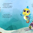 Ein versunkenes Schiffswrack. Ein fröhlicher, gelber Meeresdrache namens Pip schwimmt mit einem Fisch vorbei.