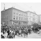 Auf der linken Seite steht: "The 1905 Emancipation Day parade makes its way down Main Street in Richmond, Virginia...".