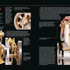 Titel: "Working Models". Text beschreibt den Aufbau und die Funktionsweise eines betriebsbereiten Modellmotors. Es gibt detaillierte Anmerkungen zu verschiedenen Motorteilen, darunter das Schwungrad, der Auspuff, das Vergaser und Ventilsteuerung. Optisch: Komplexe technische Zeichnungen und Diagramme eines Motors. Farben sind überwiegend metallisch.