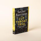 Buchtitel: "The Secret Barrister: The Cut Throat Trial". Gelb-schwarzes Cover mit Silhouetten vor einer Gerichtsgebäudefassade.