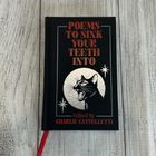 "POEMS TO SINK YOUR TEETH INTO" steht in Rot über einem schwarzen Umschlag mit einem fauchenden, silbernen Katzenkopf.