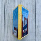 Ein aufgeschlagenes Buch mit einer alten Karte von New York. Text: Manhattan, Brooklyn, Hudson, Harlem River. Holzstruktur im Hintergrund.
