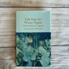 Text: "Folk Tales for Winter Nights: Festive Myths and Legends, Edited by Jean Menzies." 

Gemälde: Schneebedeckte Dächer, Nächte.
