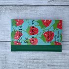 "Poems for Gardeners", Einführung von Alice Vincent, bearbeitet von Gaby Morgan. Rotes Erdbeerdesign auf hellblauem Hintergrund.